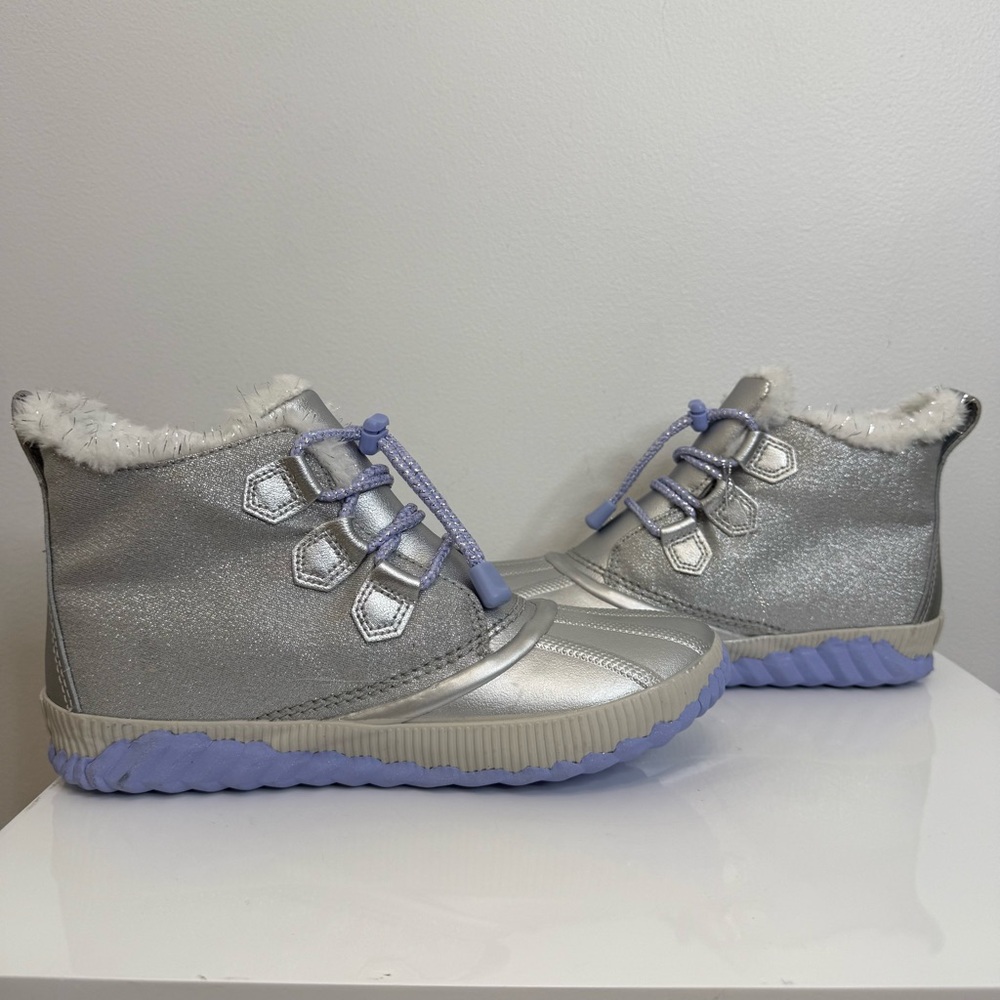 Sorel x Disney Frozen II Silver Out N About Sneaker Ankle Boot Girls Size 6 NWT - Picture 8 of 12